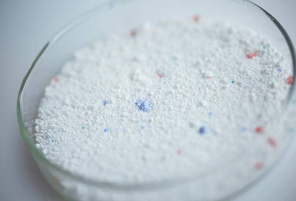 Detersivo in polvere con granuli colorati