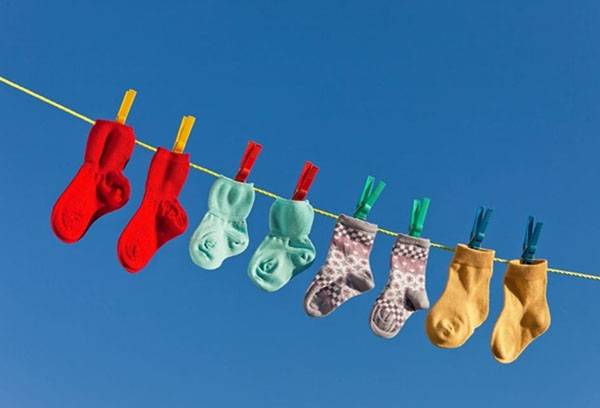 Bir clothesline üzerinde bebek çorapları