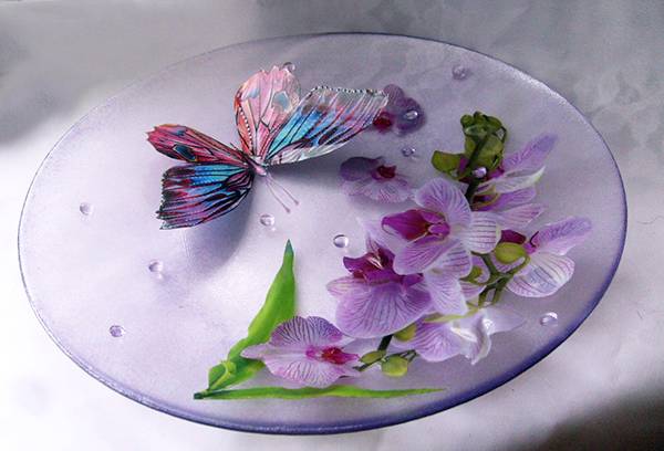 Decoupage em um prato de vidro
