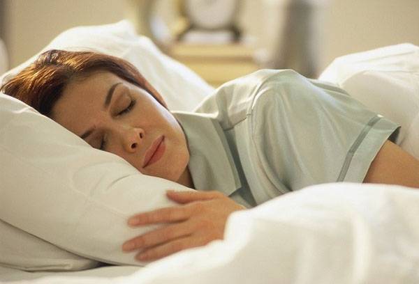 Mujer durmiendo sobre una almohada