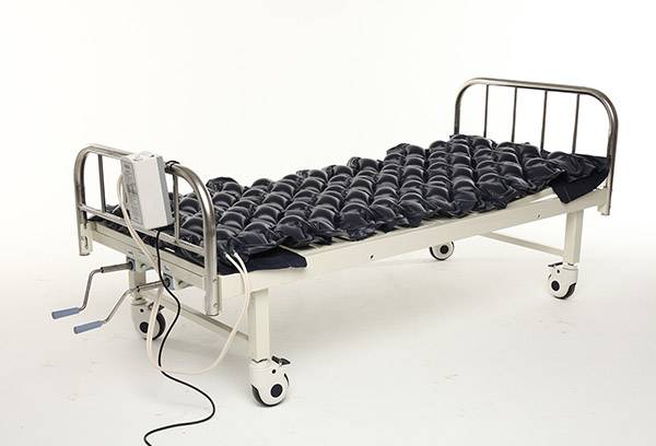 Bed with anti-decubitus mattress