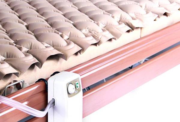 Anti-decubitus mattress with compressor