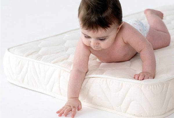 Niño en un colchón de bebé