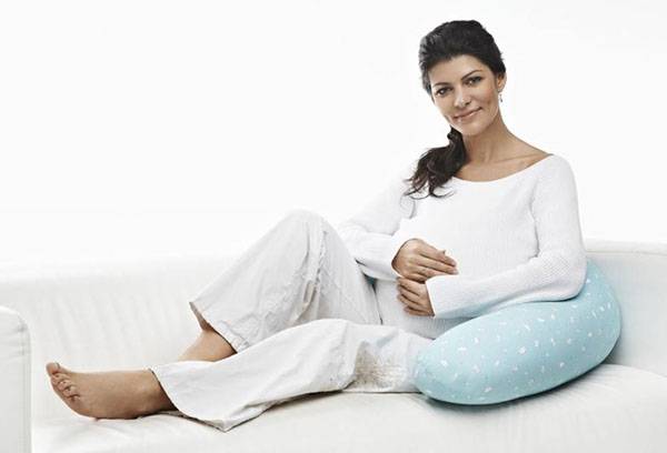 Mujer embarazada con almohada especial