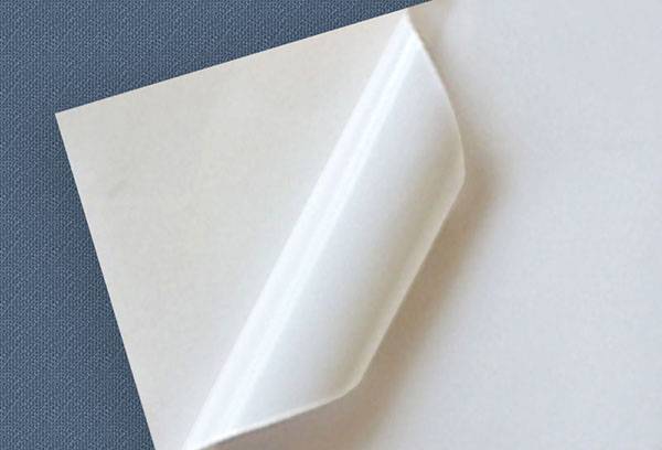 Hvitt selvklebende papir
