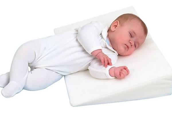 Inclined pillow for newborns