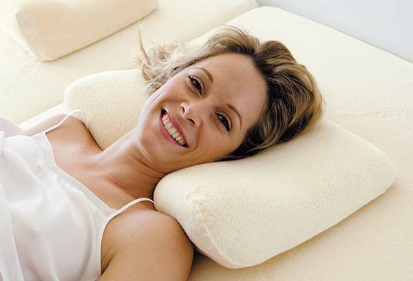 Mujer descansando sobre una almohada ortopédica