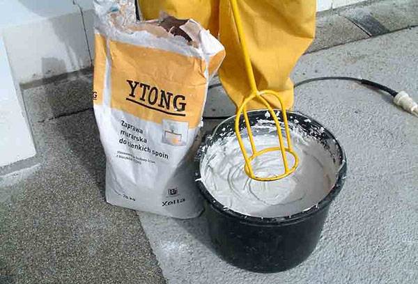 Mixing adhesive for aerated concrete