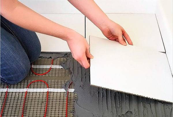 Laying a warm floor on a heat-resistant adhesive mixture