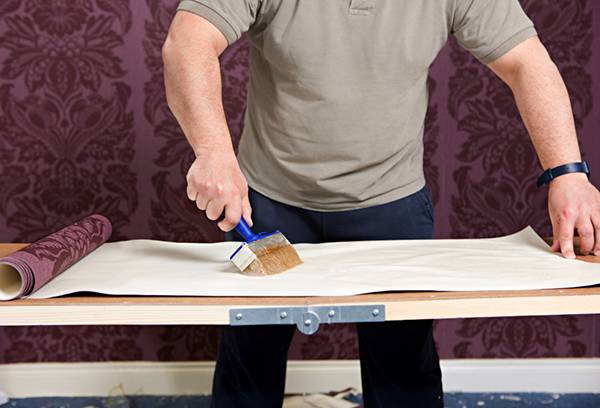 Application of glue to the wallpaper