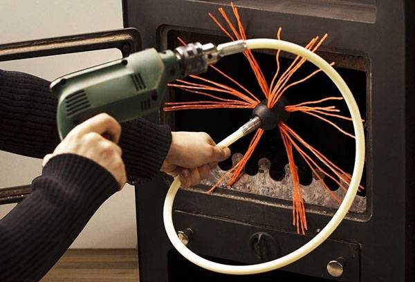 Rotary chimney cleaning tool