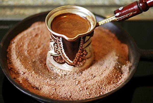 Lager tyrkisk kaffe i sanden