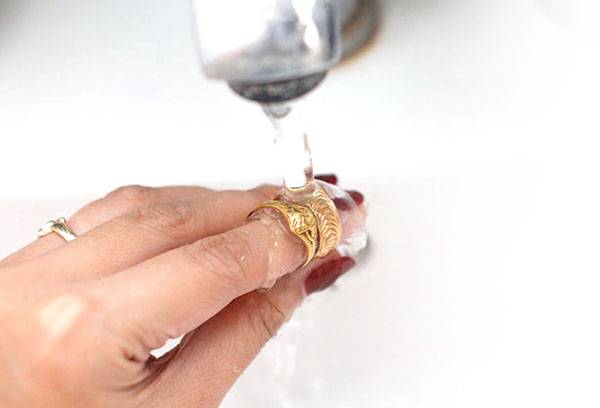 Az aranyozott gyűrű mosása