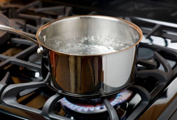 Panela de água a ferver no fogão