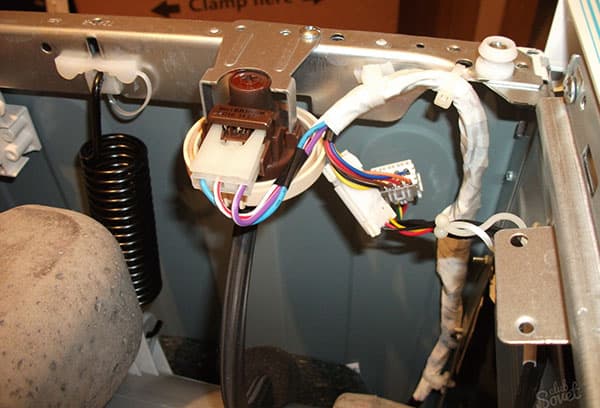 Фиксиране на превключвателя за налягане към стената на пералнята