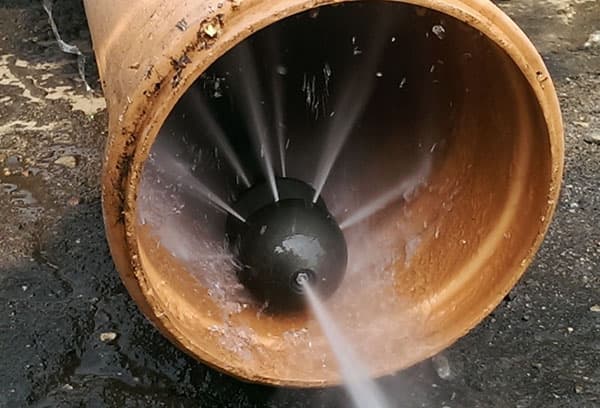 Ang nozzle ng isang hydrodynamic sewer cleaning machine