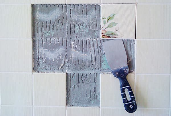 Dismantling tiles from the wall