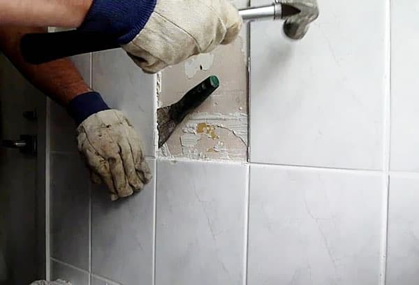 Dismantling tiles from a drywall wall