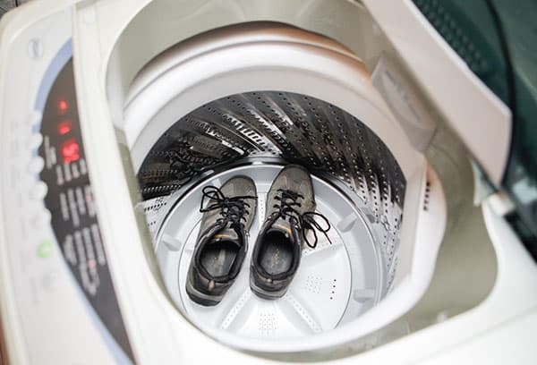 Lavado de zapatos de gamuza en una lavadora