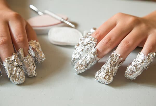Papel de aluminio en los dedos