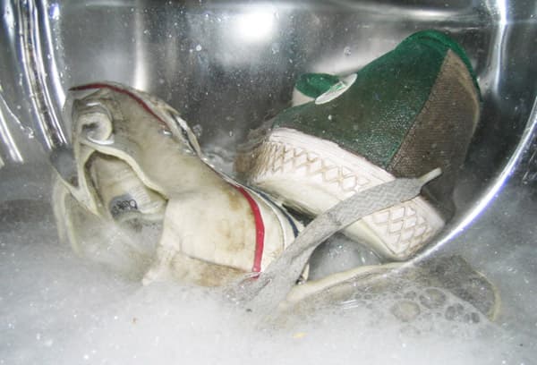 ซักรองเท้าในเครื่องซักผ้า