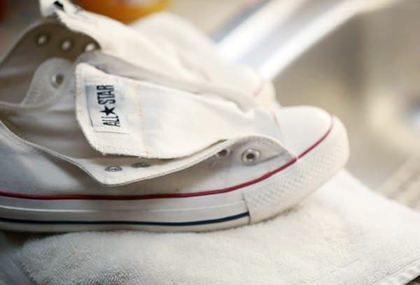 Sneakers worden na het wassen gedroogd