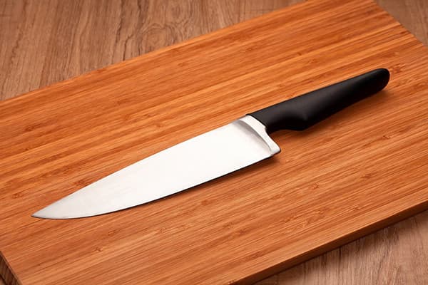 סכין על קרש חיתוך