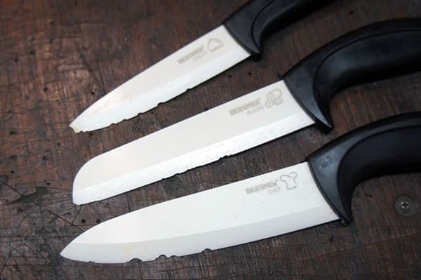 Staré keramické nože s trieskami