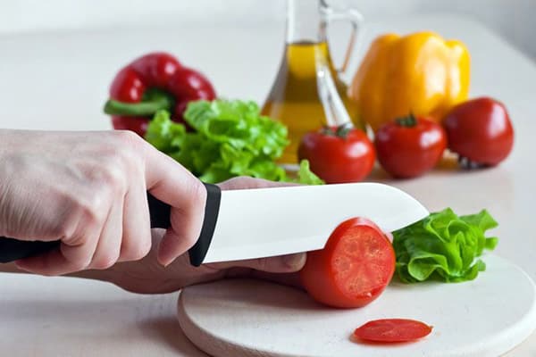 Cutting vegetables with a ceramic knife