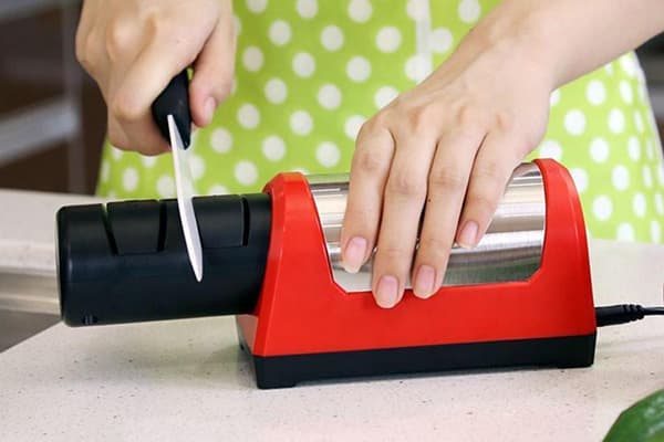 Sharpening a ceramic knife with an electric sharpener