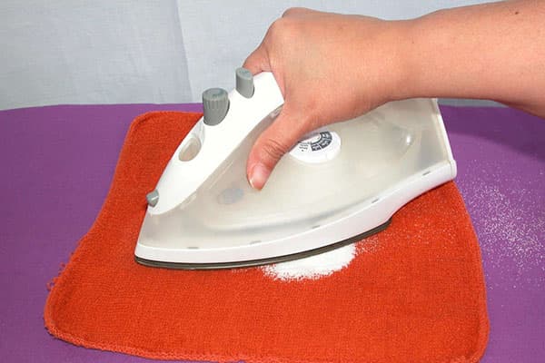 Nettoyer la semelle du fer avec du sel