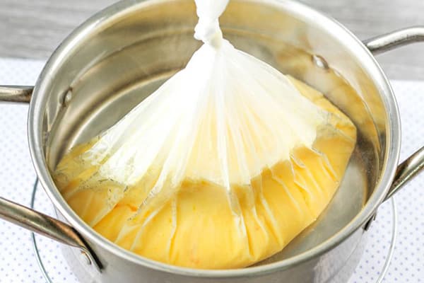 Omelete em um saco de cozinha