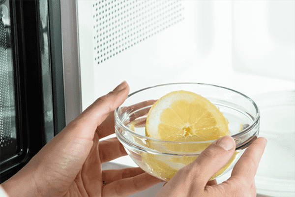 Microondas agua con limón