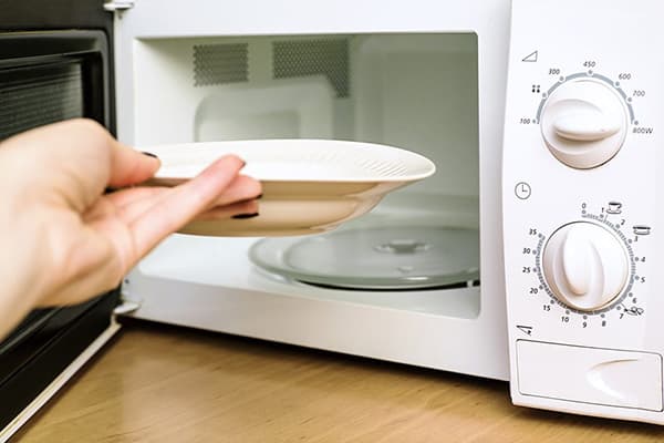 Metti la piastra dell'acqua nel forno a microonde