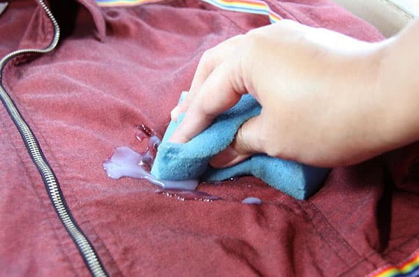Cleaning a jacket from a lizun