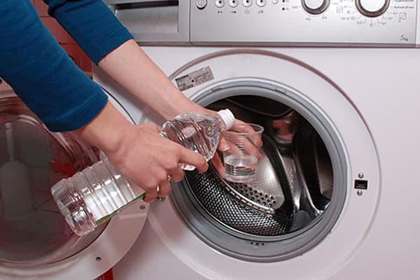 Nililinis ang washing machine na may suka