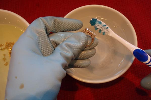 Cleaning a gold ring with diamonds
