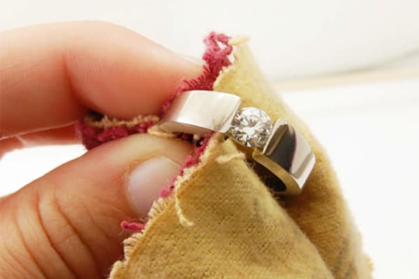 Membersihkan cincin dengan kain lembut