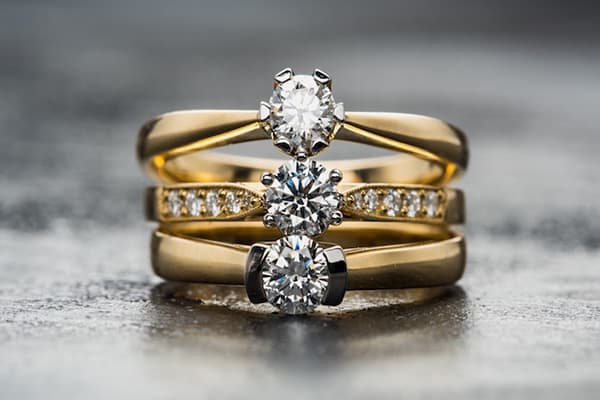 Złote pierścionki z diamentami