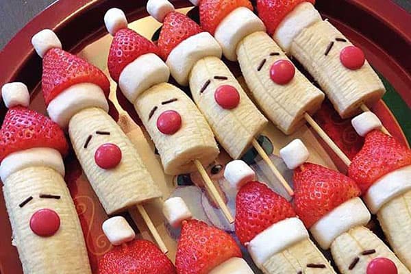Коледни фигурки, направени от плодове