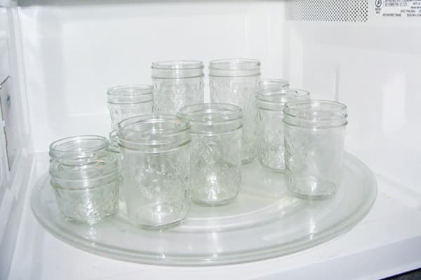 Szklane słoiki w kuchence mikrofalowej