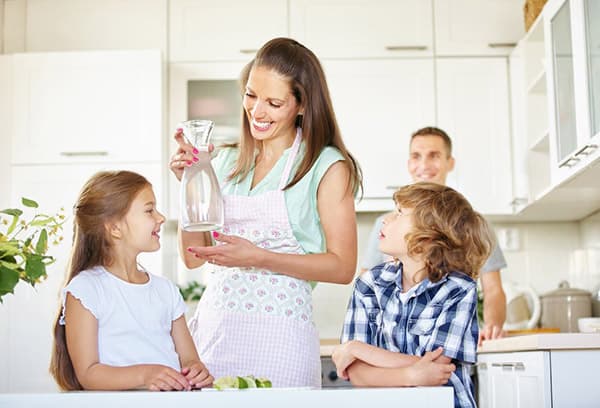 Familie drikker rent vann