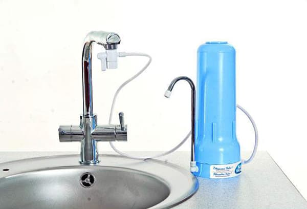 Bench-top water filter