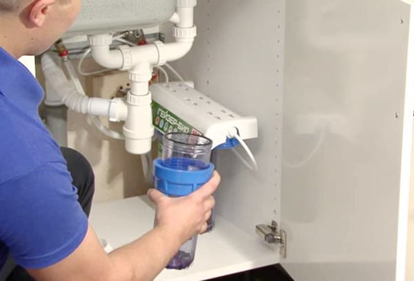 Монтиране на водния филтър под мивката