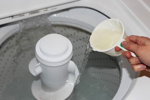 Add vinegar to the washing machine drum