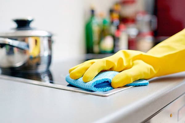 Nettoyage humide dans la cuisine