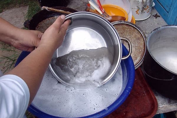 Washing aluminum dishes
