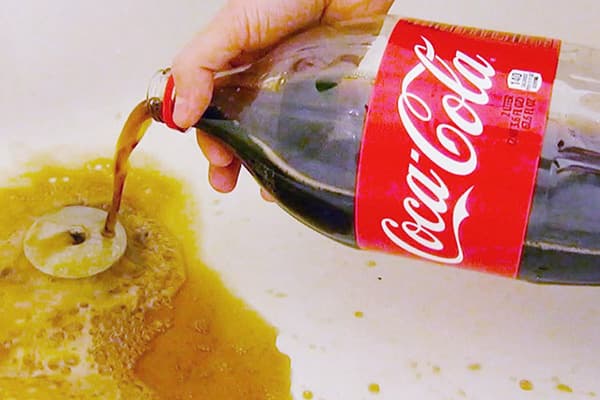 Coca-Cola bath cleaning