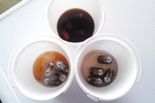 Czyszczenie małych przedmiotów Coca-Coli