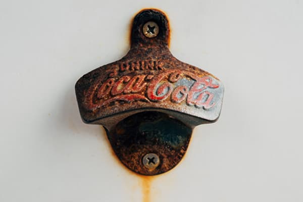 Zardzewiały emblemat Coca-Coli